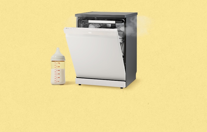 노란배경에 반 연린 식기세척기와 그왼편에 우유가 담긴 젓병이 놓여있습니다